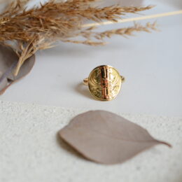 Bague créée à partir d'une pièce des seychelles représentant un crabe.